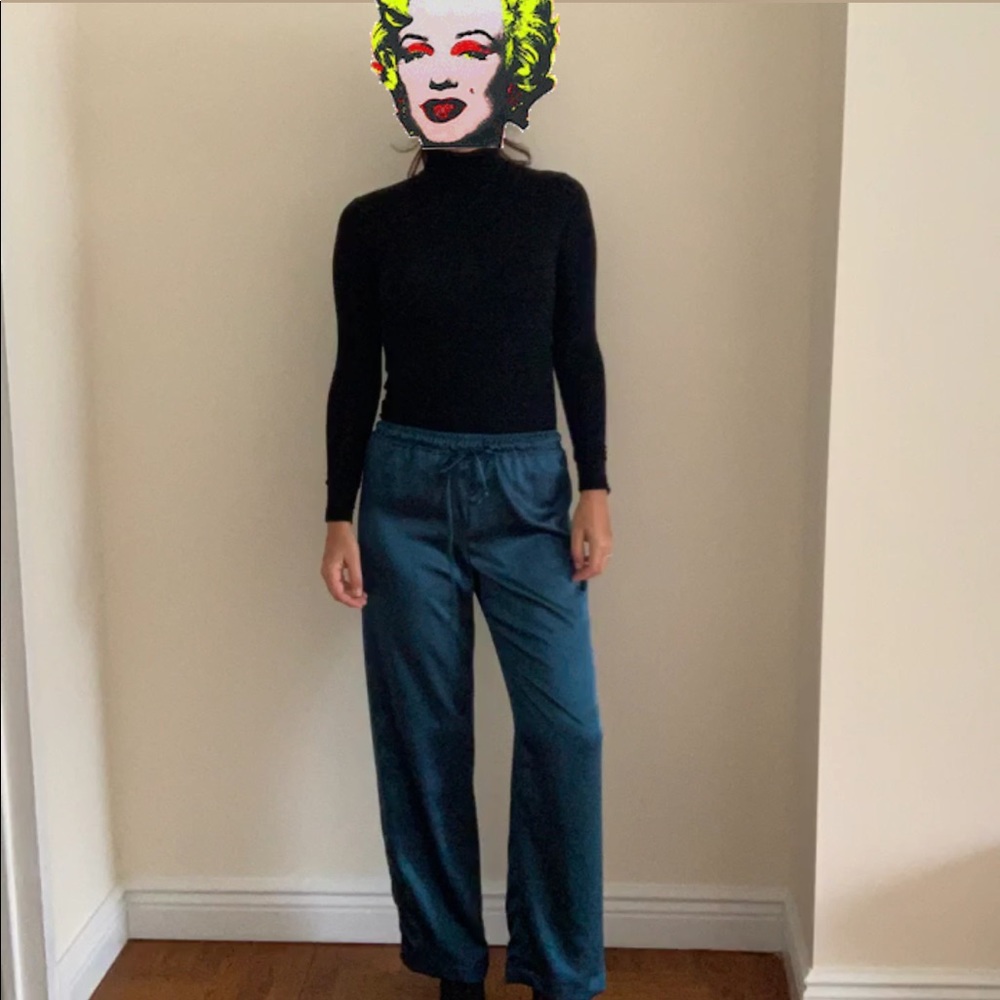 Silk trouser in beautiful blue oil color.🔷